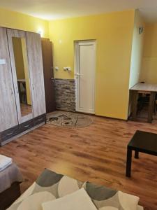 salon z drewnianą podłogą i drzwiami w obiekcie House for Guests and Friends w mieście Swisztow