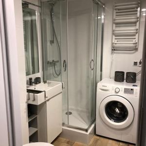 een badkamer met een wasmachine en een wasmachine bij Przytulny apartament w samym centrum Katowic in Katowice