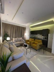 a large living room with a couch and a kitchen at شقق ارفلون دخـول ذاتي in Riyadh