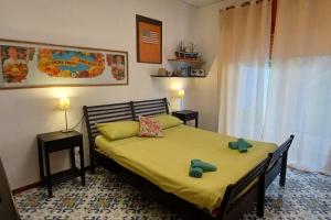 - une chambre avec un lit doté de draps et d'oreillers verts dans l'établissement Giardino Mediterraneo, à Ischia