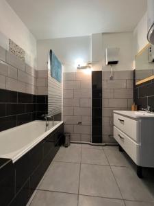 A bathroom at La Dolce Vita -T2 52m2- dernier étage- terrasse-parking-WIFI FIBRE