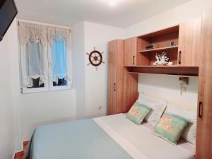 Postel nebo postele na pokoji v ubytování Apartment Megi in Supetar historical core