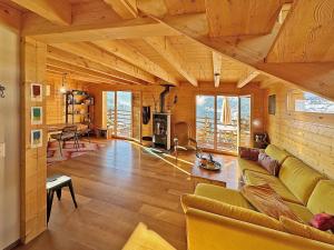 a living room with a green couch and wooden walls at Carpe Diem in Mase