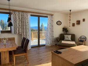 ein Wohnzimmer mit einem Sofa und einem Tisch in der Unterkunft Berglisl - direkt an der Schipiste! Neue Ferienwohnung mit Sauna in Klippitztorl
