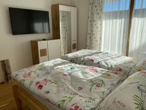 Katil atau katil-katil dalam bilik di Berglisl - direkt an der Schipiste! Neue Ferienwohnung mit Sauna