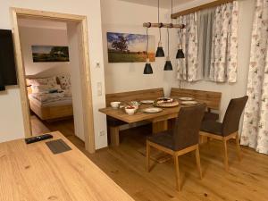 Ruang duduk di Berglisl - direkt an der Schipiste! Neue Ferienwohnung mit Sauna