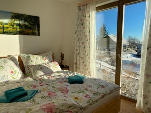 Katil atau katil-katil dalam bilik di Berglisl - direkt an der Schipiste! Neue Ferienwohnung mit Sauna