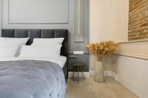 a bedroom with a bed and a vase of flowers at NEW I LUXUS Suite I Kingbed I Netflix I Center in Augsburg