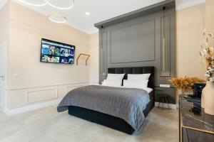 a bedroom with a bed with a black headboard at NEW I LUXUS Suite I Kingbed I Netflix I Center in Augsburg