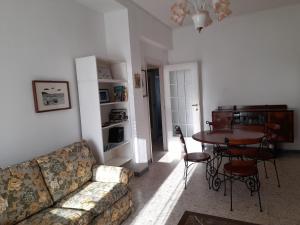 - un salon avec un canapé et une table dans l'établissement Casa al Mare, à Torvaianica