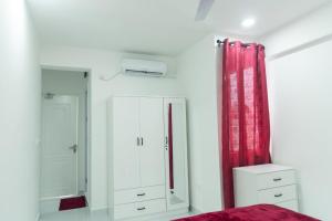 ein Schlafzimmer mit einem Spiegel und einem roten Vorhang in der Unterkunft Resting View in Male City