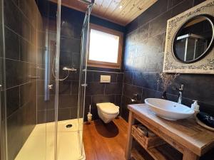 ein Bad mit einer Dusche, einem Waschbecken und einem WC in der Unterkunft Carpe Diem in Mase