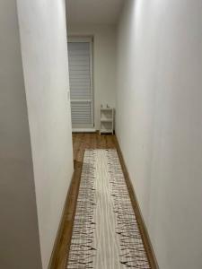 einen Flur mit einem Teppich in der Mitte eines Zimmers in der Unterkunft City Ela Center in Košice