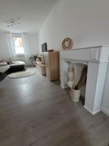 uma sala de estar com lareira e sofá em Ferienwohnung - Stern - em Rollshausen
