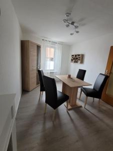 sala de estar con mesa de comedor y sillas en Ferienwohnung - Stern - en Rollshausen