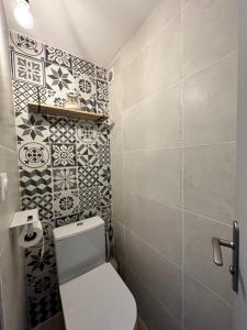 Kúpeľňa v ubytovaní Appartement Duplex 4pers Climatisé - Locations VLD Camargue + 13 fotografií