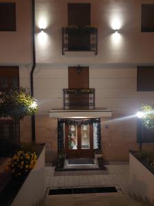 un edificio con una puerta con flores y luces en Apartman Green Lux, en Vrnjačka Banja