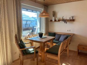 ein Wohnzimmer mit einem Tisch und einem Sofa in der Unterkunft Alpenflair Ferienwohnung 102 Frohnatur in Oberstdorf