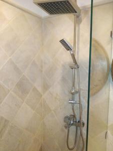 シディ・ブ・サイドにあるCosy Appartement in "Sidi Bou Said"のバスルーム(シャワー、シャワーヘッド付)が備わります。