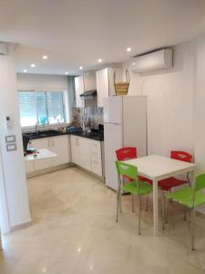 Virtuve vai virtuves zona naktsmītnē Cosy Appartement in "Sidi Bou Said"