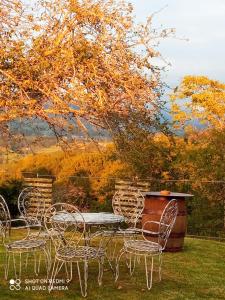 CoraoにあるFlor de Pomarの木の植えられた庭のテーブルと椅子