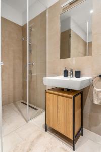 ein Bad mit einem Waschbecken und einer Dusche in der Unterkunft Vienna Chic Residences #Suite 7 in Wien