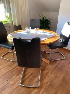 a table with chairs and a surfboard on top of it at Ferienwohnung Euler in Odernheim
