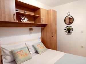 Postel nebo postele na pokoji v ubytování Apartment Megi in Supetar historical core