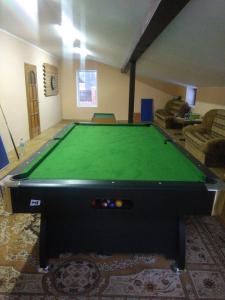 a pool table in a living room with afits at Wypoczynek Kocia Góra in Dziemiany