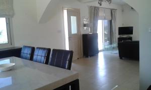 cocina y sala de estar con barra y sillas en Idyllic 3 Bed Villa with Stunning Views, en Pafos
