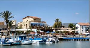 un grupo de barcos atracados en un puerto deportivo en Idyllic 3 Bed Villa with Stunning Views, en Pafos