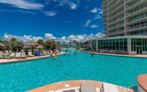 - une piscine dans un complexe avec un grand bâtiment dans l'établissement Caribe The Resort C706 condo, à Orange Beach