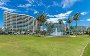 - une vue sur le complexe depuis le parc doté d'une fontaine dans l'établissement Caribe The Resort C706 condo, à Orange Beach