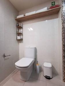 Alegria A في فونشال: حمام أبيض مع مرحاض في الغرفة