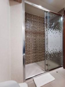 een douche met een glazen deur in de badkamer bij Alegria A in Funchal