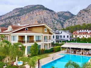 Nespecifikovaný výhled na hory nebo výhled na hory při pohledu z hotelu