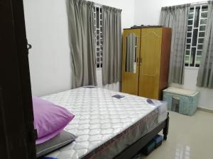 1 dormitorio con 1 cama en una habitación en KJS Homestay, Layang-Layang, Johor, en Kangkar Lanjut