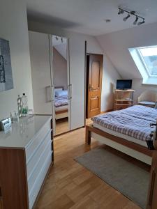 ein Schlafzimmer mit einem Bett, einer Kommode und einem Fenster in der Unterkunft Pension Birgit Pazen in Zeltingen-Rachtig