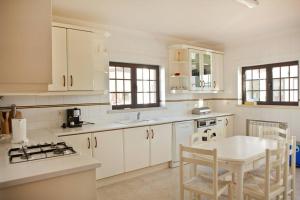 Dapur atau dapur kecil di Spacious and family friendly villa at Lisbon coast