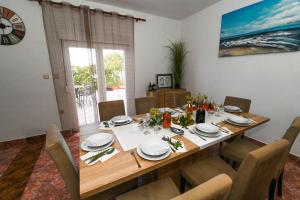 Fotografie z fotogalerie ubytování Holiday Home Donji Lepuri v destinaci Lisičići