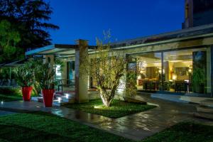 una casa con un patio con un árbol. en Park Hotel Sabina, en Magliano Sabina