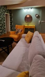 sala de estar con sofá grande y silla en Apartman Green Lux, en Vrnjačka Banja