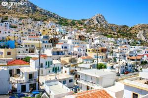 Blick auf eine Stadt mit weißen Häusern in der Unterkunft Maria House in Karpathos