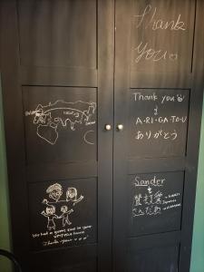 une armoire en bois avec des dessins sur les côtés de celle-ci dans l'établissement SWANder, à Damme