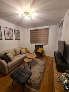 ein Wohnzimmer mit einem Sofa und einem Tisch in der Unterkunft LUMI apartments Jahorina L5 A19 in Jahorina