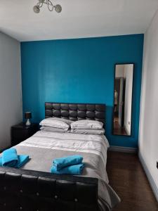 Postel nebo postele na pokoji v ubytování Lewis Apartment 1 Northern Quarter Sleeps Upto 4