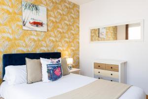 Posteľ alebo postele v izbe v ubytovaní Holidays2Malaga Cruz Verde City center with AirCon & WiFi