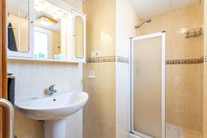 Kúpeľňa v ubytovaní Holidays2Malaga Cruz Verde City center with AirCon & WiFi + 17 fotografií