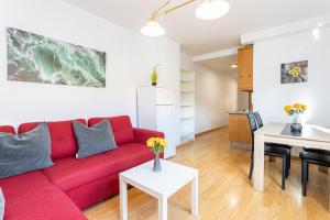 Kuchyňa alebo kuchynka v ubytovaní Holidays2Malaga Cruz Verde City center with AirCon & WiFi