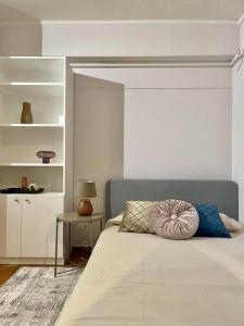 um quarto com uma cama com uma almofada em The Love Nest at Central Athens Kolonaki em Atenas